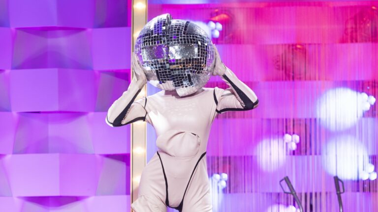 Drag Race France : "Tout le monde hurlait sur le plateau", Vespi revient sur son accident pendant le talent show