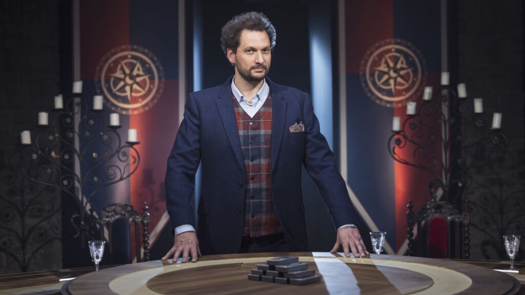 Les traîtres : “Je suis un escroc”, Éric Antoine est l’animateur parfait pour présenter l’émission