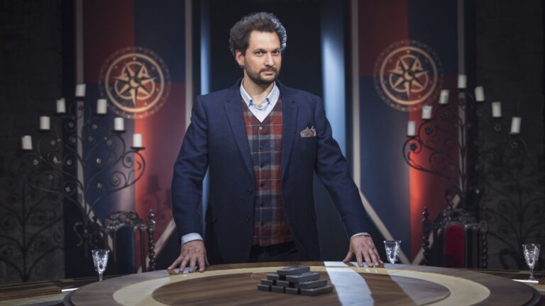 Les traîtres : “Je suis un escroc”, Éric Antoine est l’animateur parfait pour présenter l’émission
