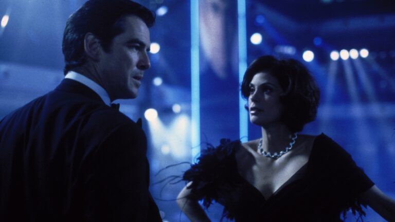 Demain ne meurt jamais sur France 2 : un tournage sous tension entre Teri Hatcher et Pierce Brosnan