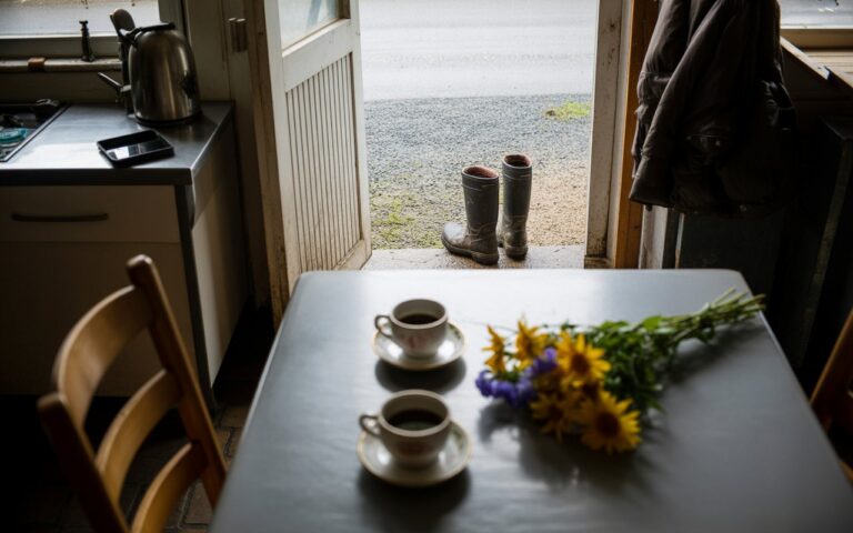 Cuisine ferme, bottes, café, bouquet champêtre.