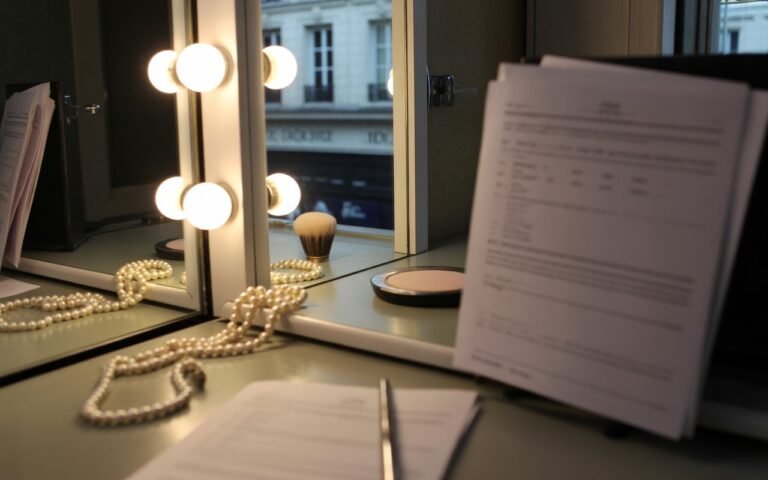 Loge, miroir, collier de perles et script flou