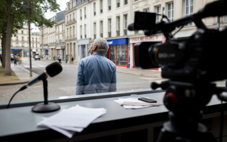Studio vide, micro et écran flou.