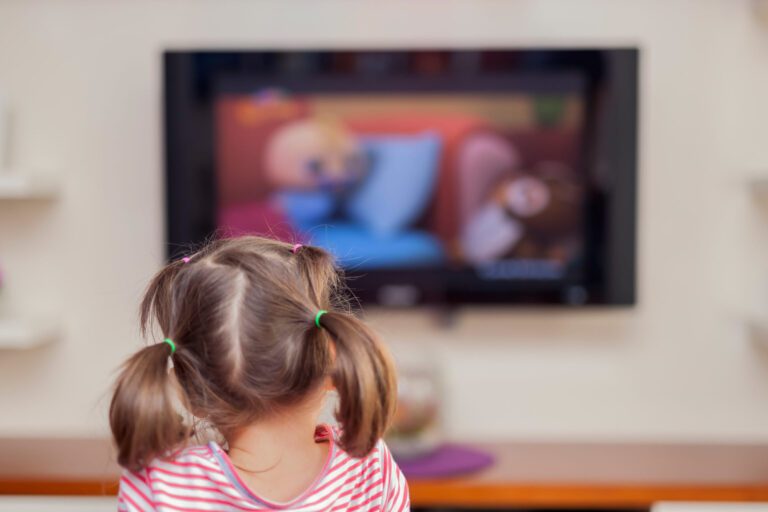 A partir de quel age un enfant peut il regarder la télé ?