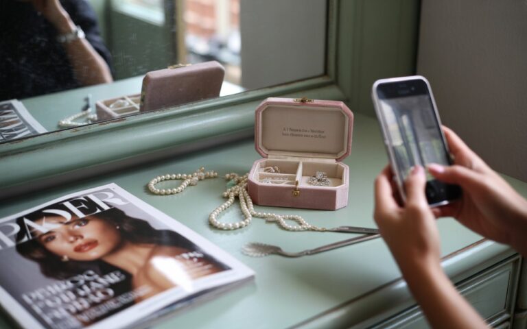 Coiffeuse, bijoux, perles, magazine flou.