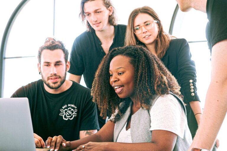 Qui sont les digital natives ? Comprendre cette génération connectée