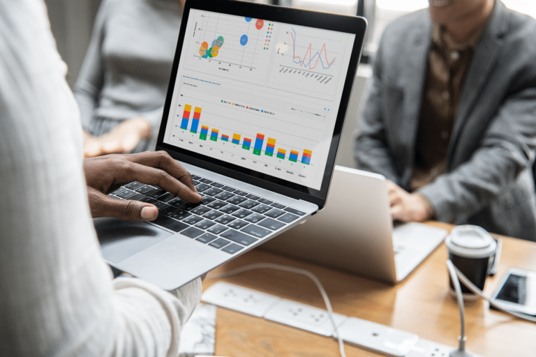Quel logiciel permet d’automatiser des calculs dans un tableau ?
