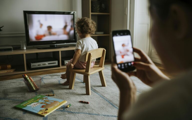 Salon familial, petite chaise, crayons, télé floue.