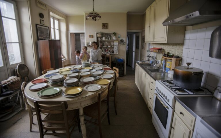 Grande table familiale, assiettes et marmite