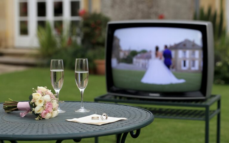 Jardin, alliances et télé floue.