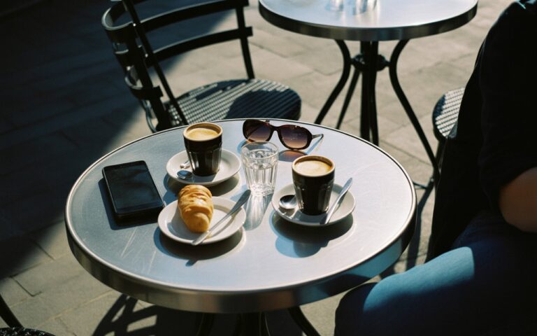 Terrasse café, deux tasses, lunettes, succès.