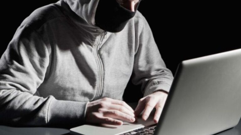 Qui regarde mon profil Twitter ? Comment savoir et réagir