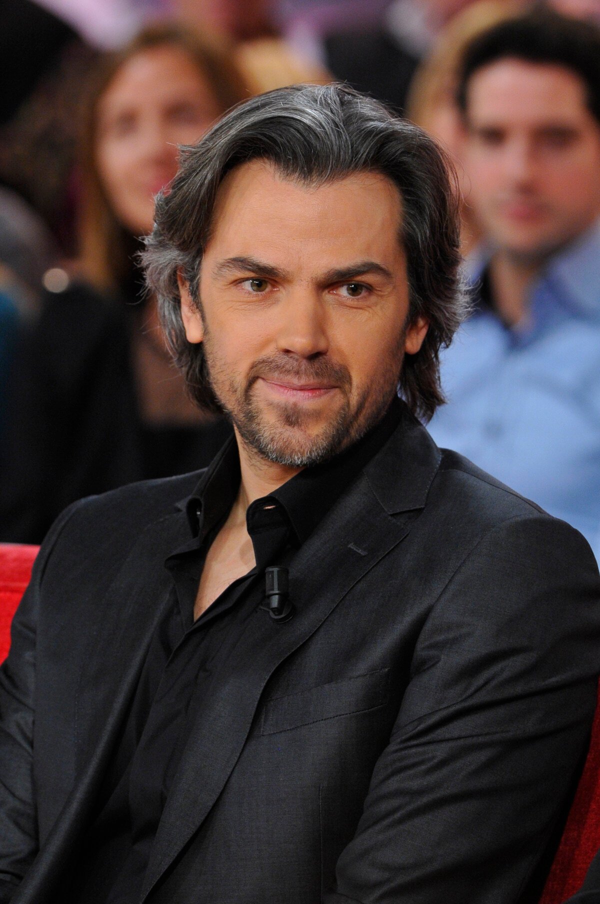 Aymeric Caron en coulisses d'une émission télévisée