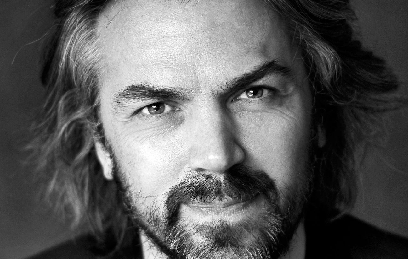 Portrait d'Aymeric Caron, auteur engagé et personnalité politique interrogée sur sa fortune
