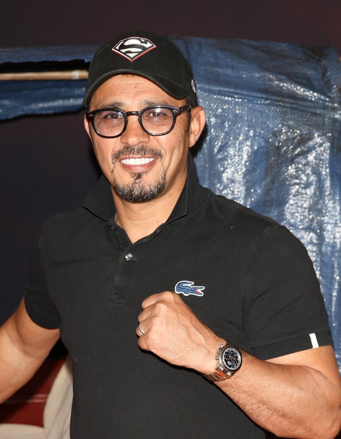 Brahim Asloum élégant lors d'une première de film, illustrant le succès de sa reconversion médiatique