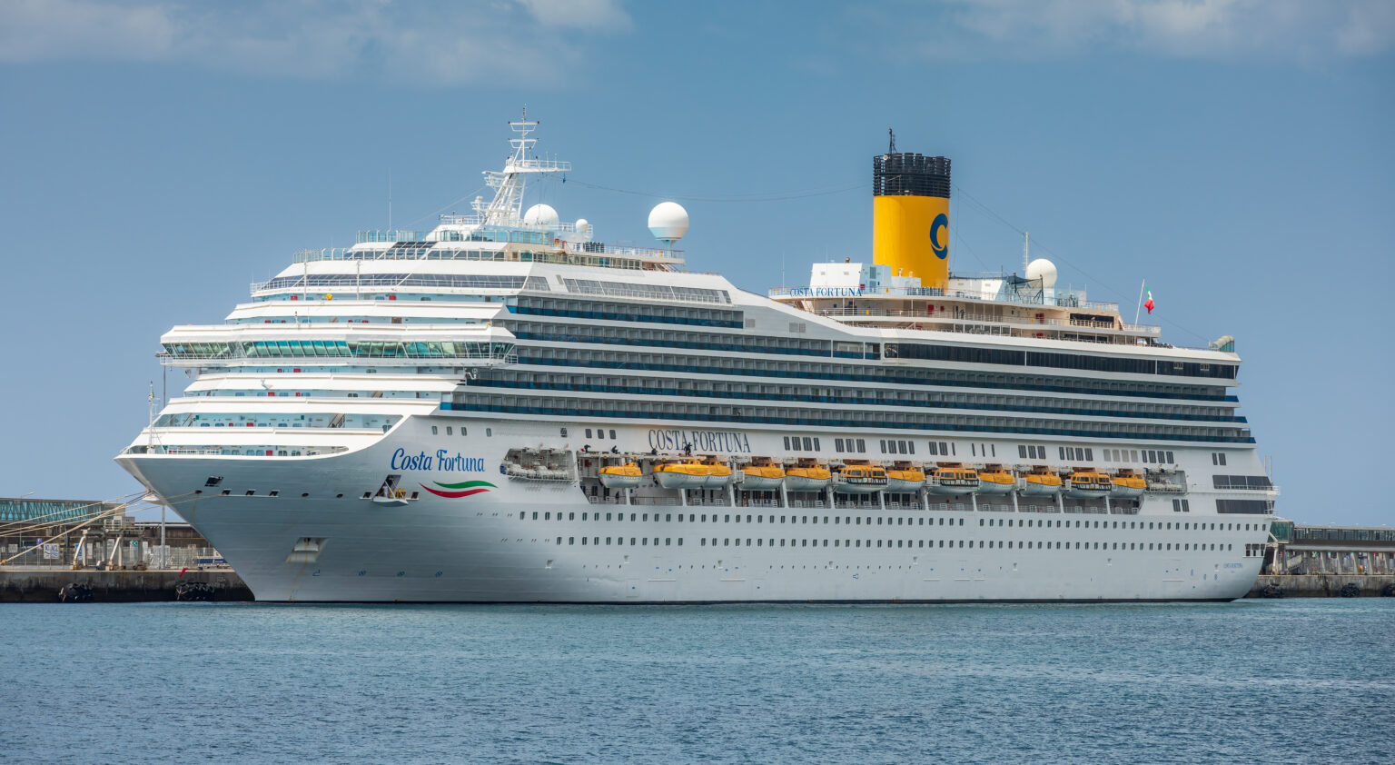 Le Costa Fortuna amarré au port de Funchal en 2023, avant l'incendie