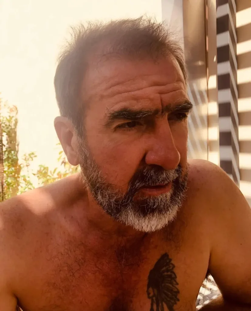 Portrait d'Éric Cantona illustrant sa transformation de footballeur à personnalité influente et riche