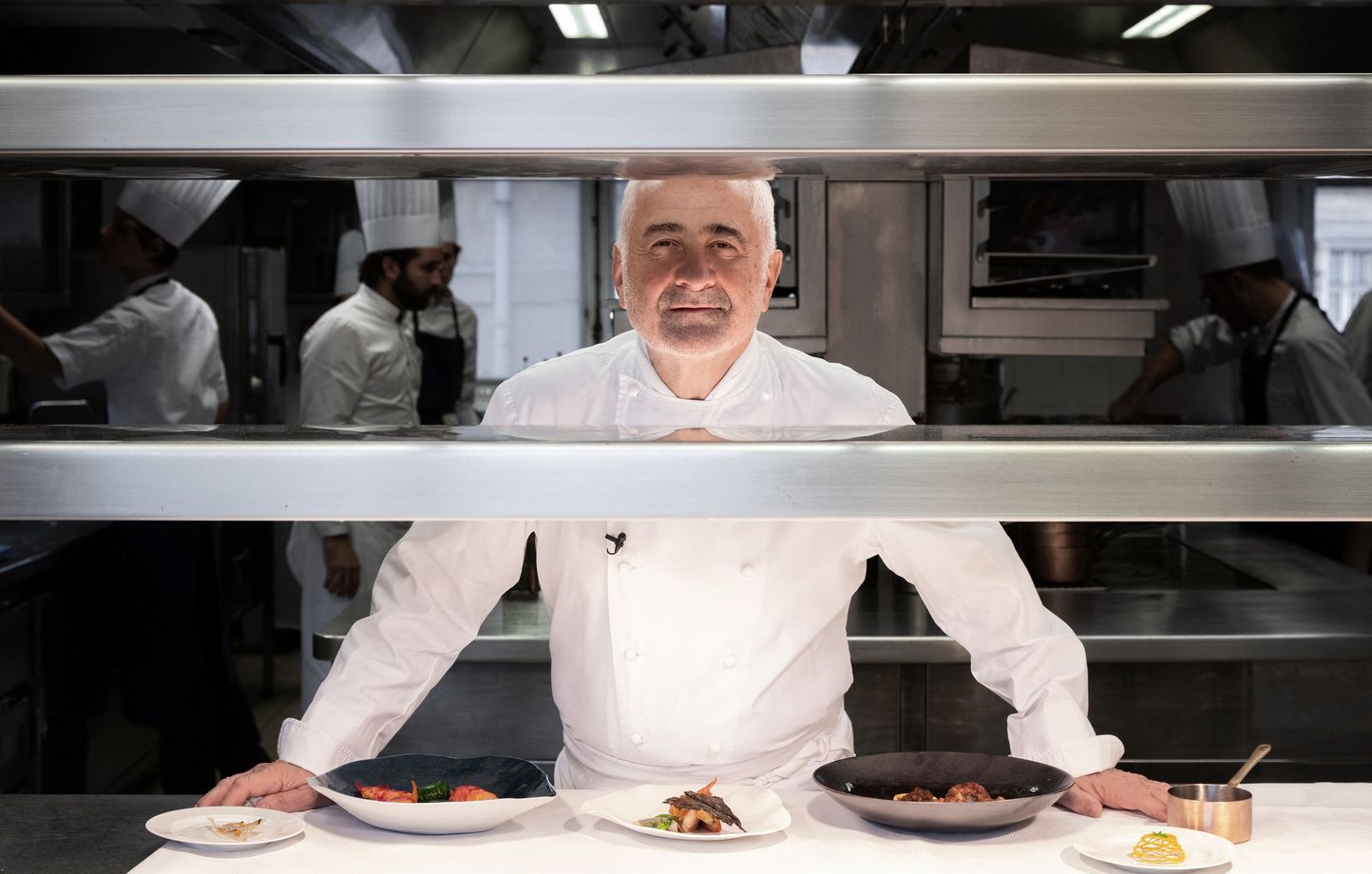 Guy Savoy dans son restaurant étoilé à Paris, chef emblématique de la gastronomie française