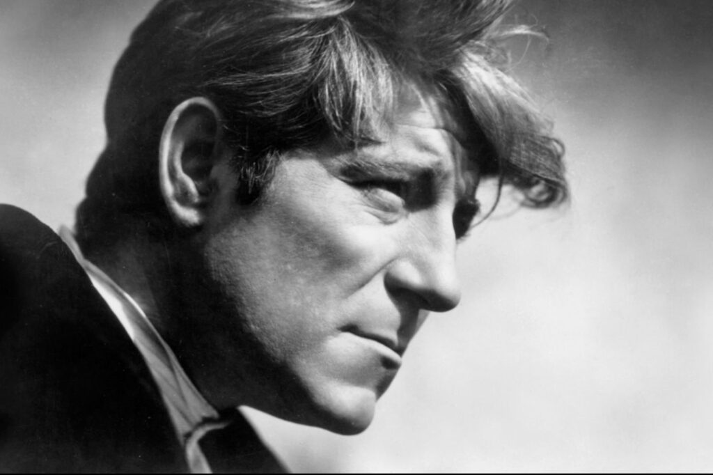 Portrait emblématique de Jean Gabin illustrant sa carrière et sa fortune au cinéma français