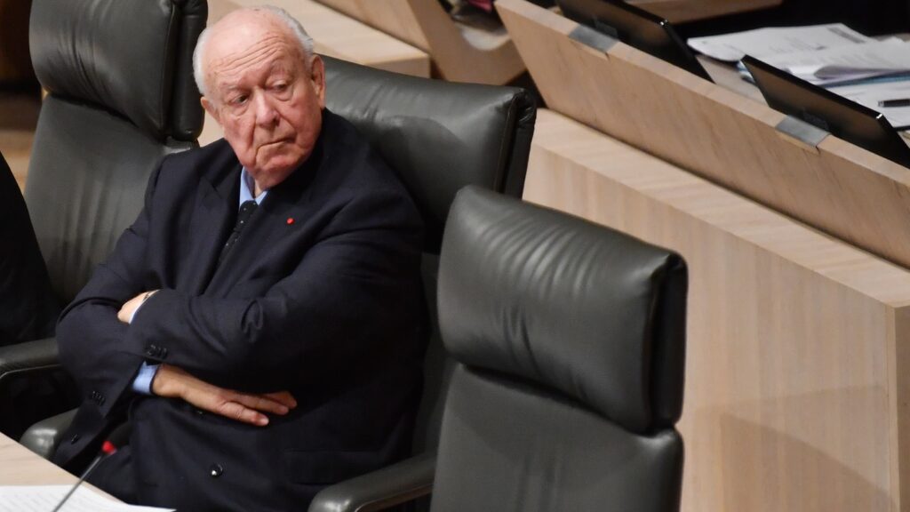 Portrait de Jean-Claude Gaudin, ancien maire de Marseille, symbole de son héritage politique et financier