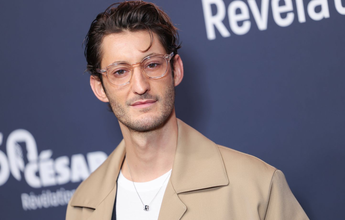 Pierre Niney lors du photocall des Révélations César 2025 à Paris, reflet de sa reconnaissance et de sa carrière florissante