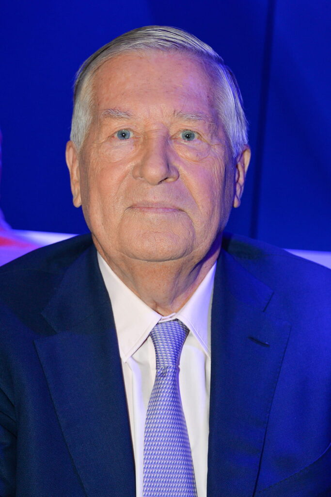 Portrait récent d'Alain Duhamel, figure emblématique du journalisme politique en France