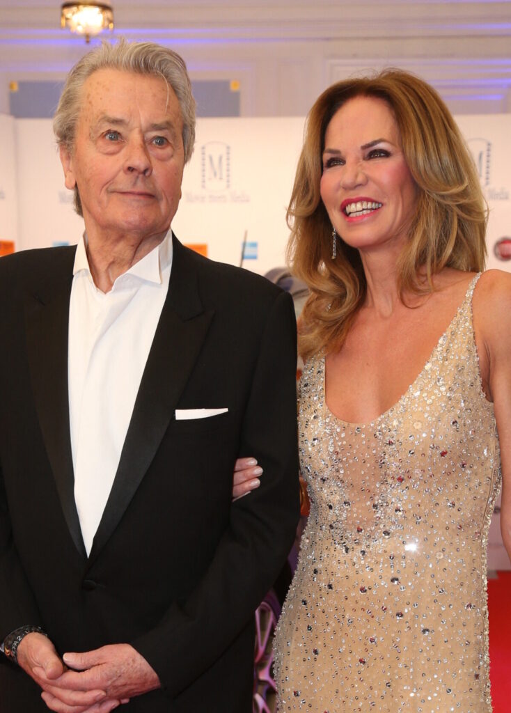 Rosalie van Breemen et Alain Delon lors d'une soirée glamour illustrant leur passé et l'univers de la célébrité