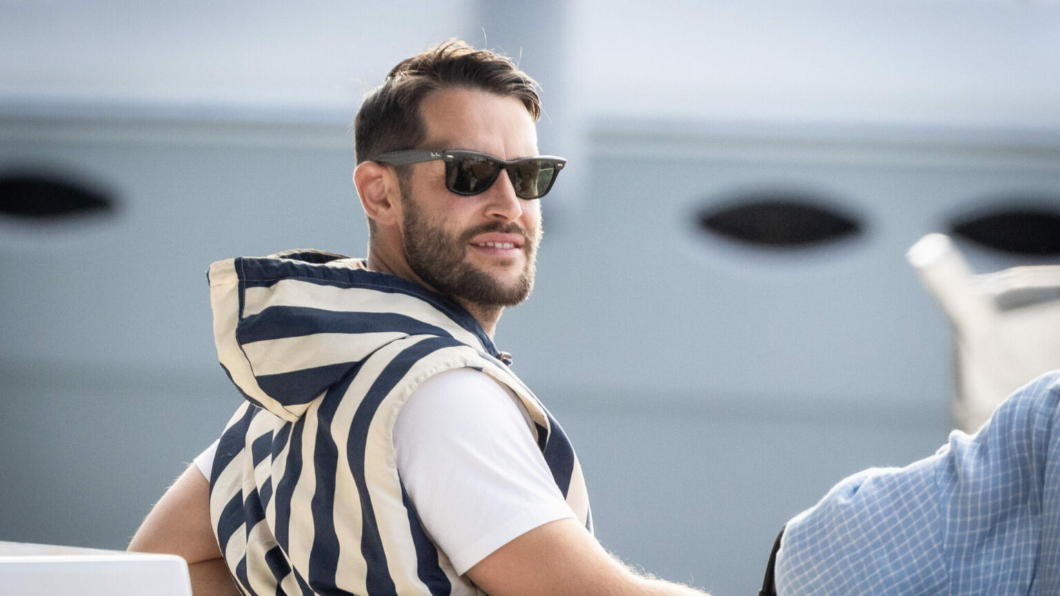 Simon Porte Jacquemus lors d'un événement de mode prestigieux, symbole de réussite et de notoriété dans l'industrie du luxe