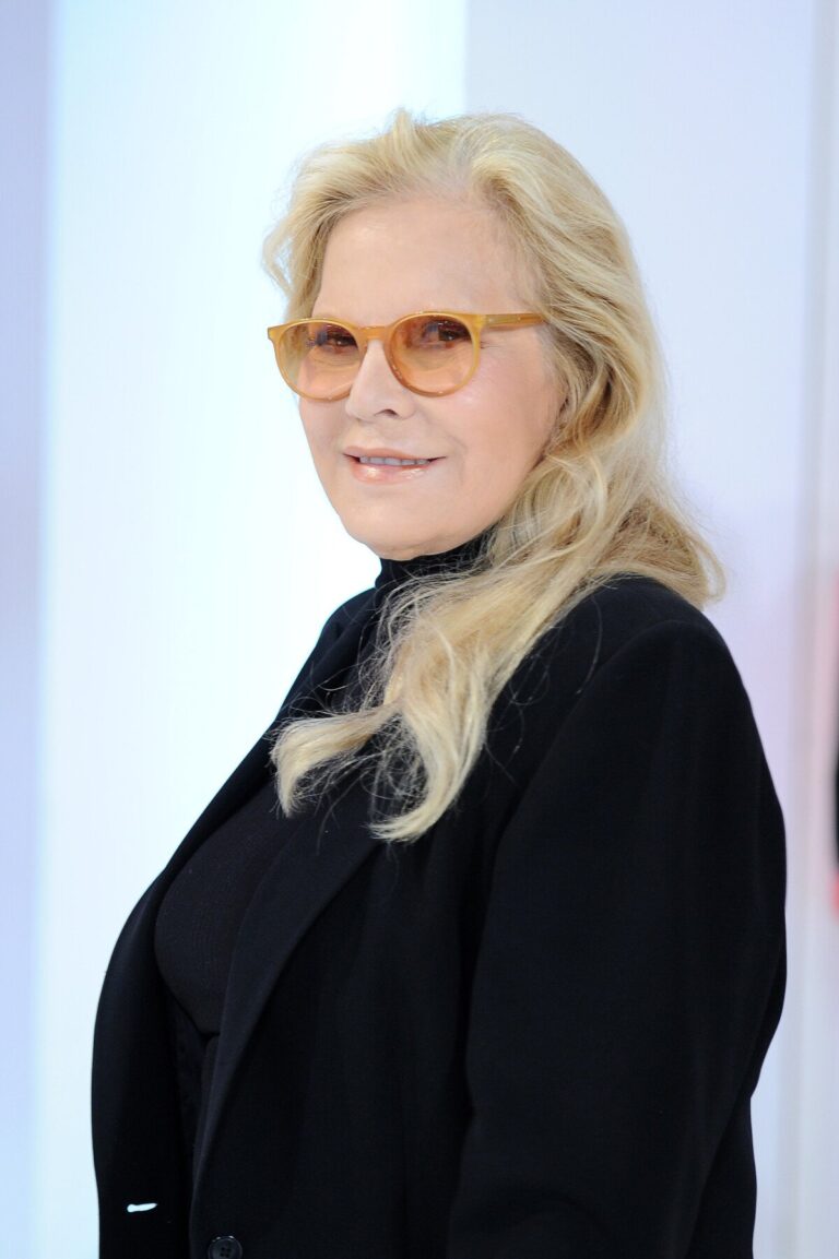 Sylvie Vartan rayonnante dans l'une de ses résidences entre Paris et Los Angeles