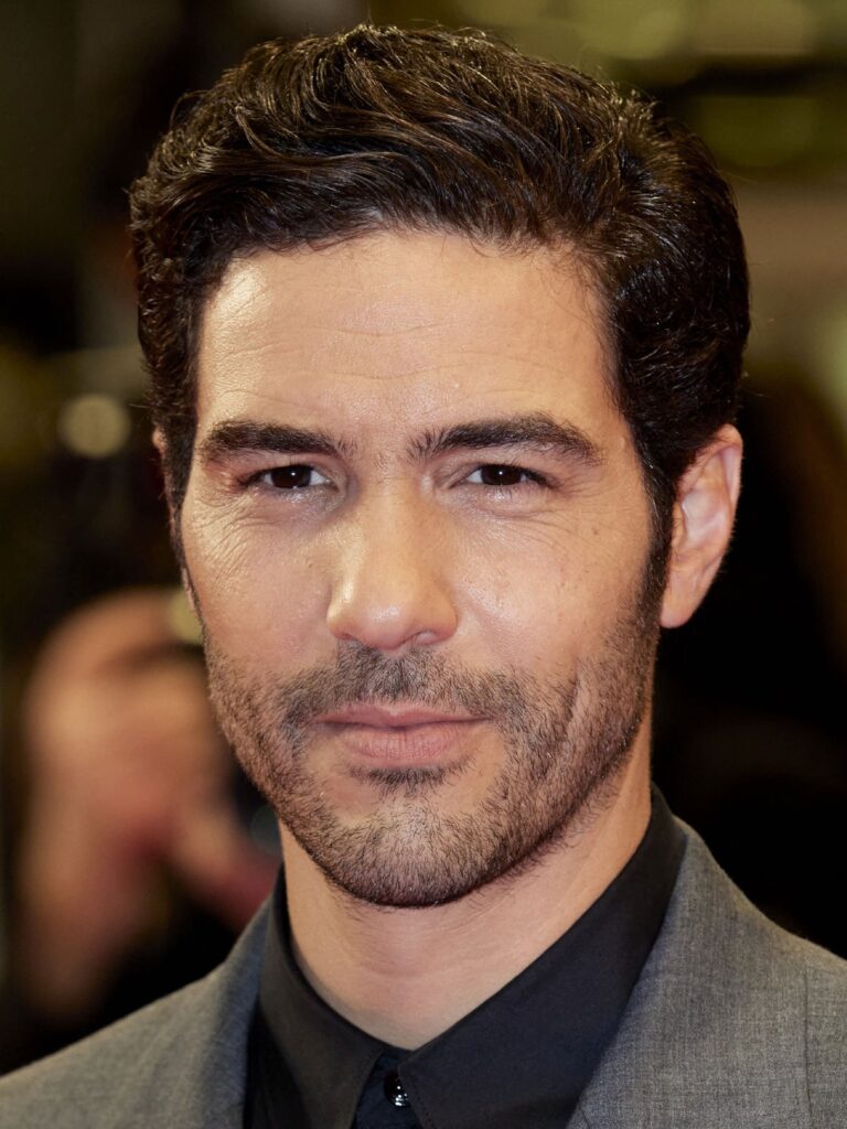Portrait élégant de Tahar Rahim illustrant son parcours vers la fortune et le succès