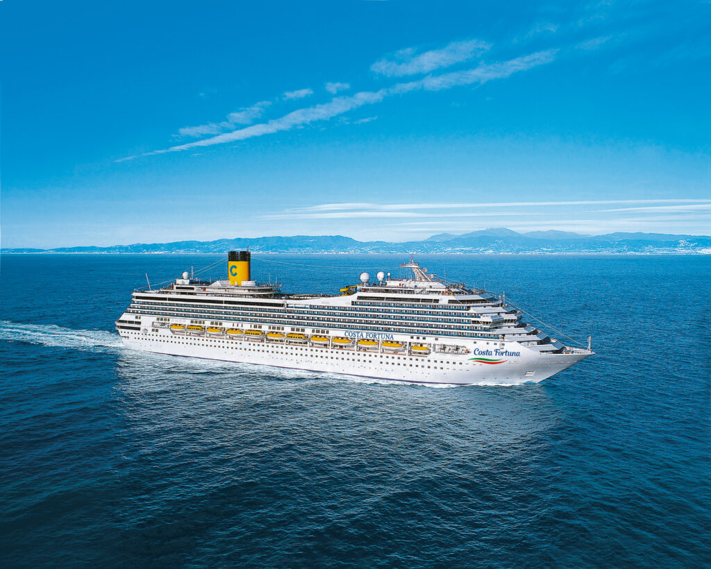 Vue spectaculaire du Costa Fortuna en Méditerranée, prisé par les croisiéristes en 2024
