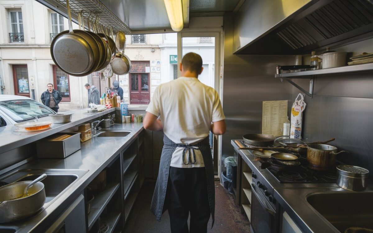 Cuisine de restaurant, casseroles et tablier