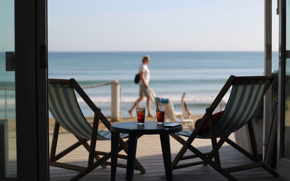 Terrasse en bord de mer, transats et boissons