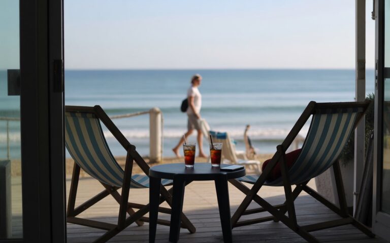 Terrasse en bord de mer, transats et boissons