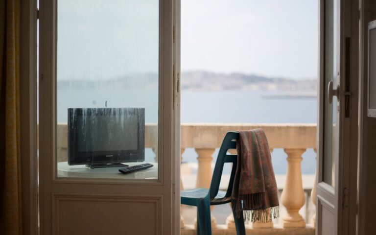 Balcon marseillais, télé floue