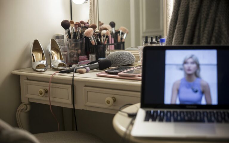 Coiffeuse, maquillage, micro et écran flou.