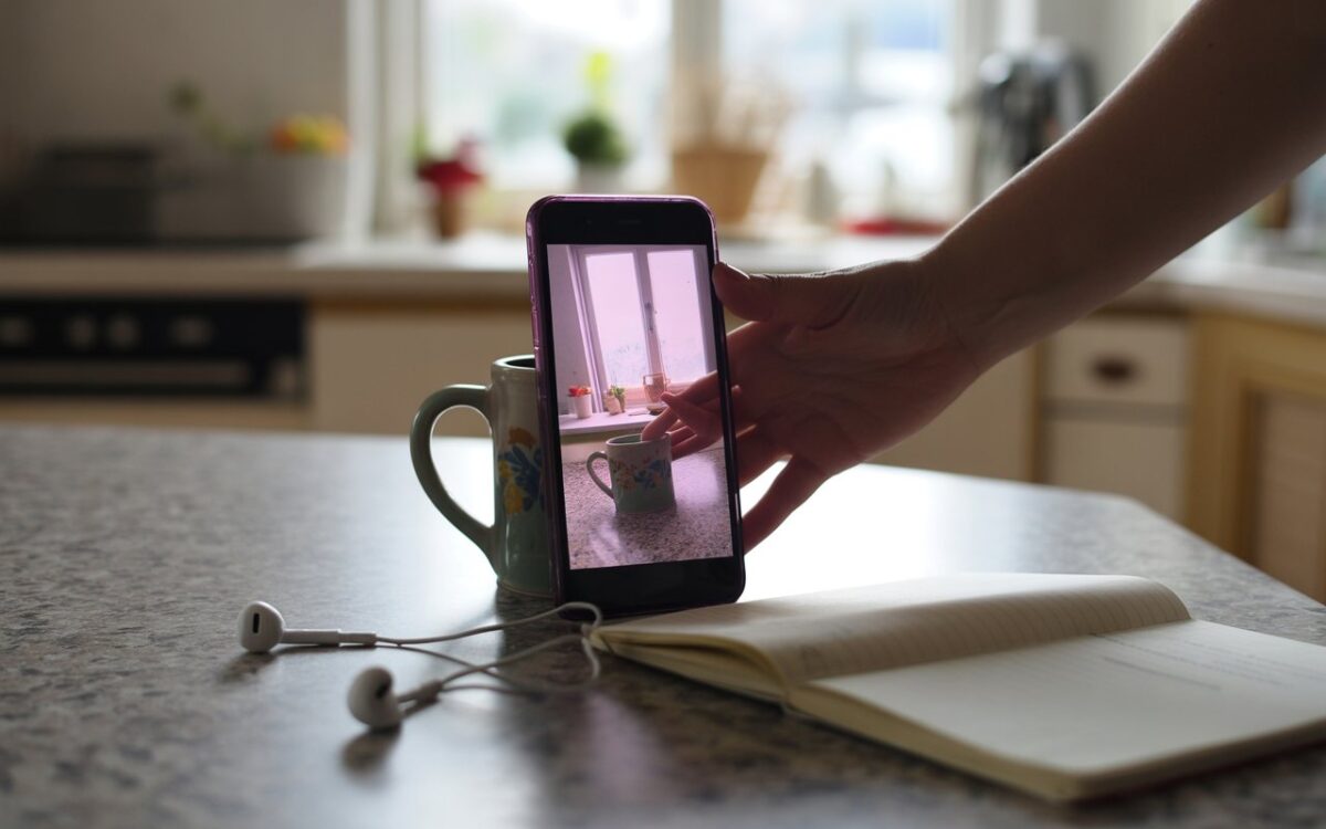 Smartphone flou sur table de cuisine