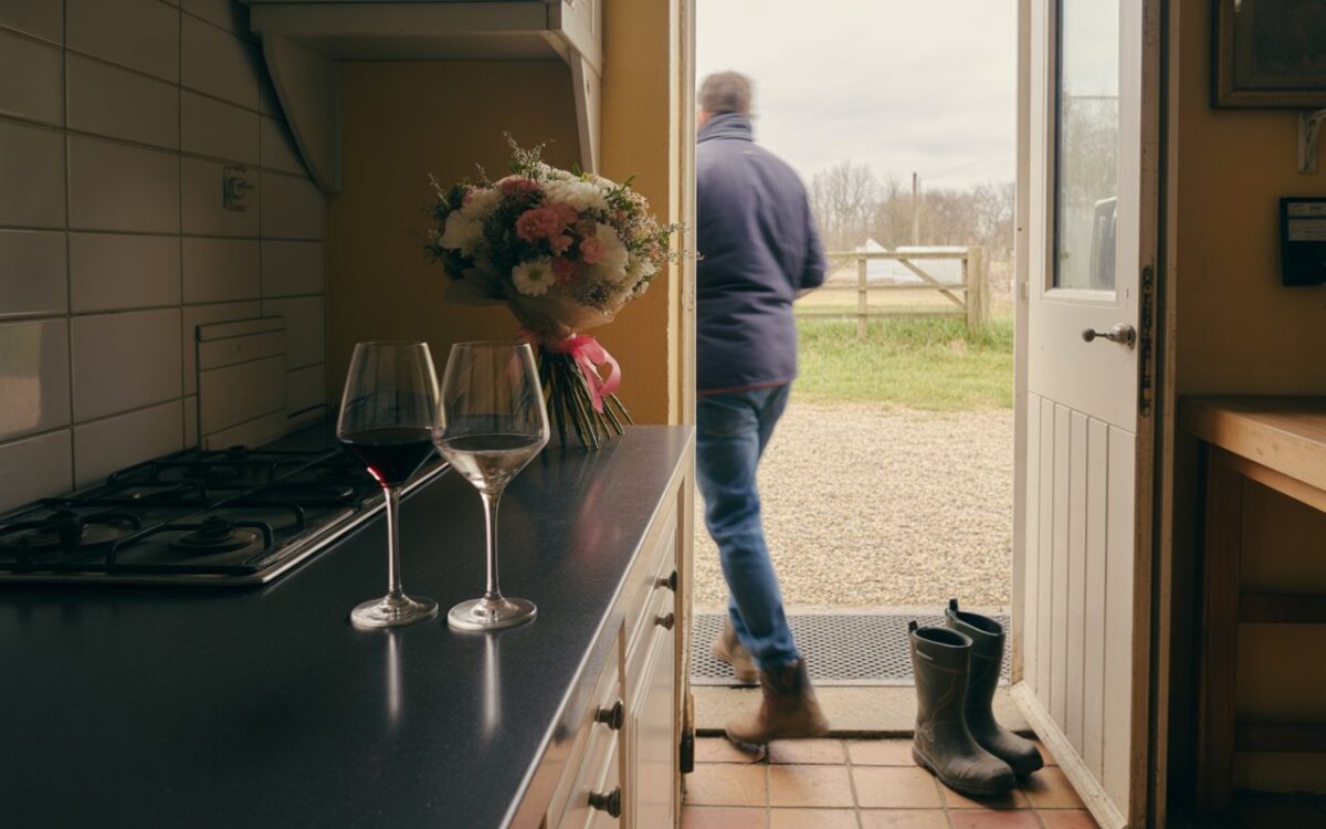 Cuisine fermière, bottes et verres