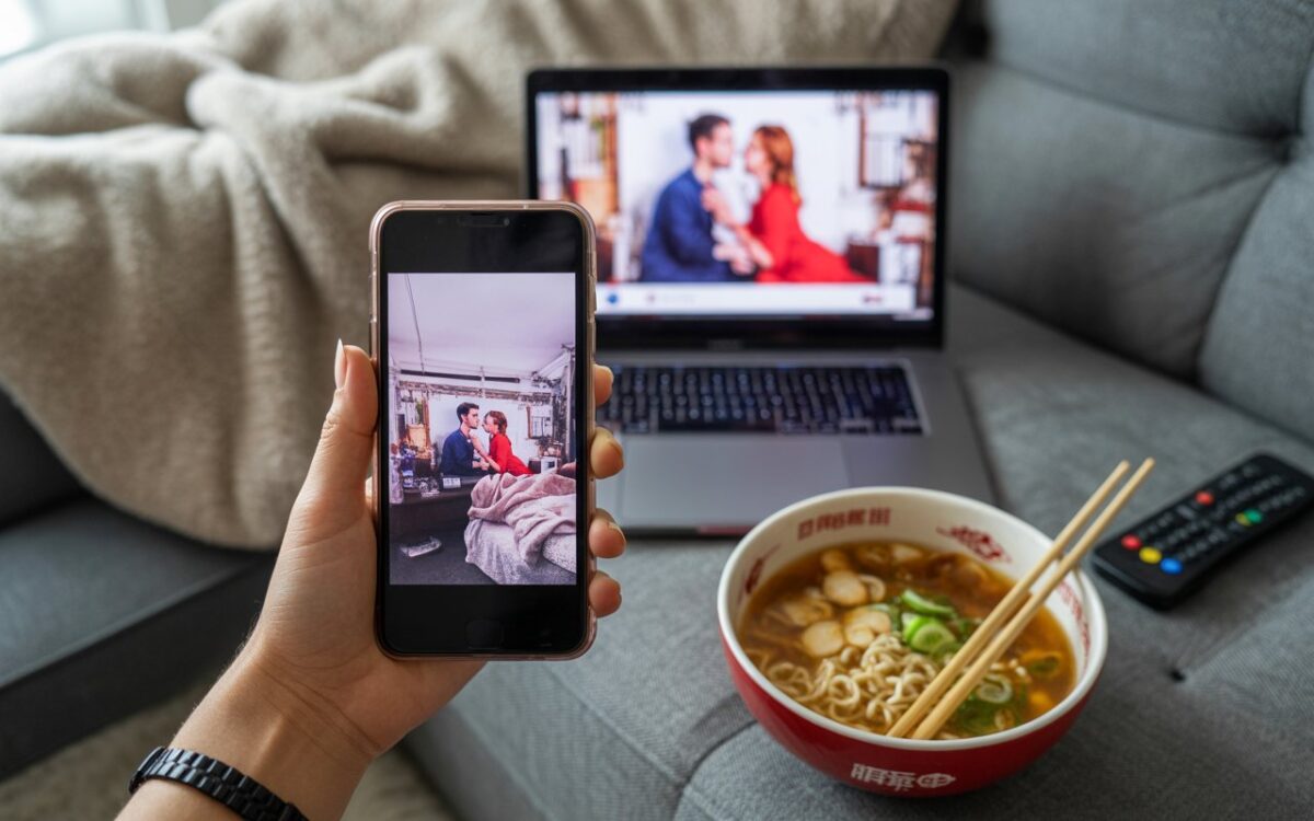 Canapé, plaid, écran flou et ramen
