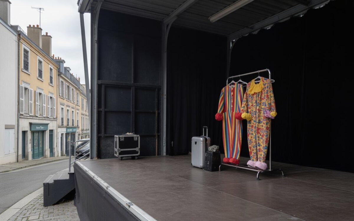 Costumes de clown et valise en coulisses